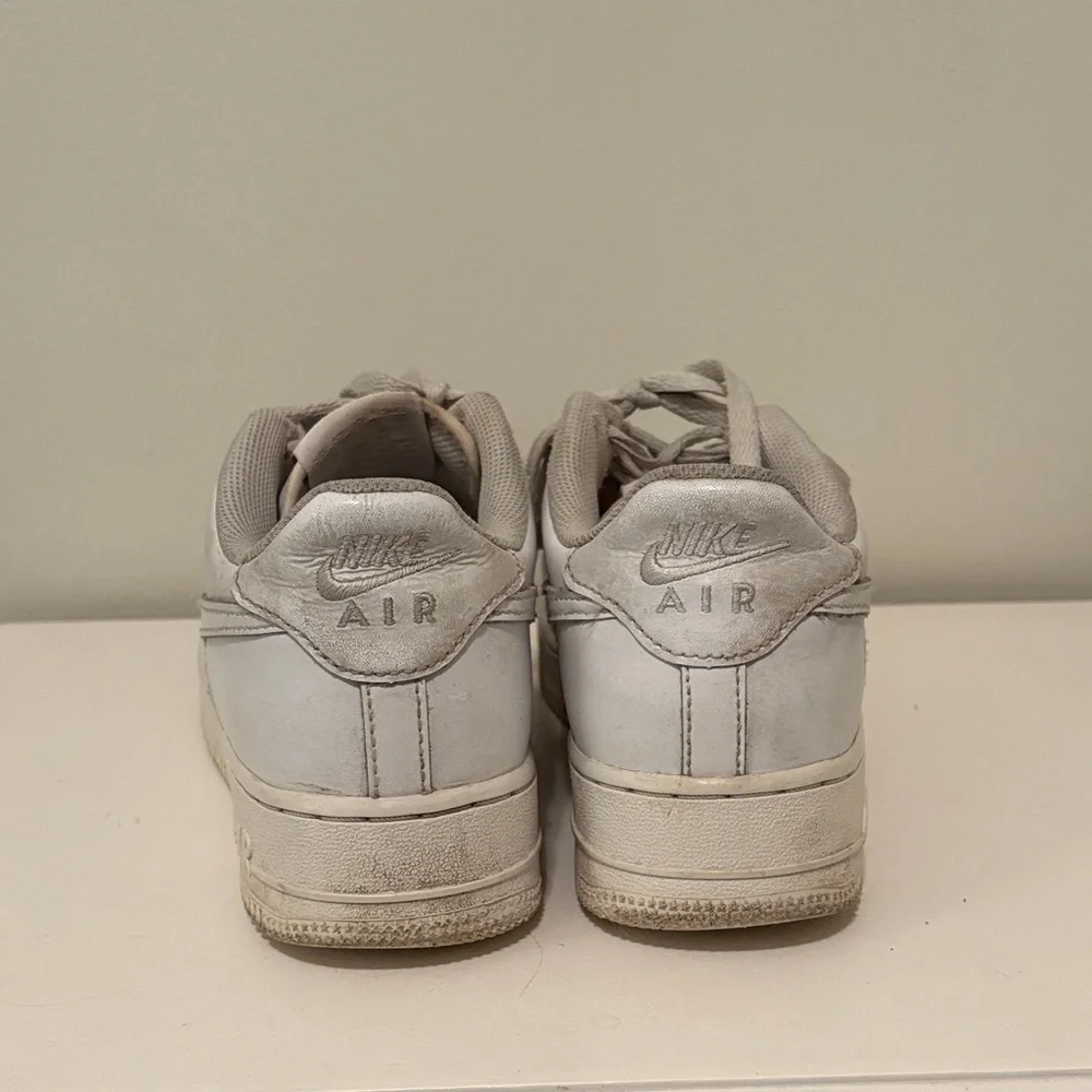 Nike Air Force 1 Low Top Sneaker White Shoes 6Y 38.5 W 7.5 - Picture 3 of 8